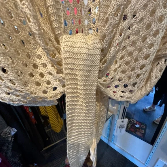 Chic White Poncho Sweater with Fringe Details - Picture 4 of 4